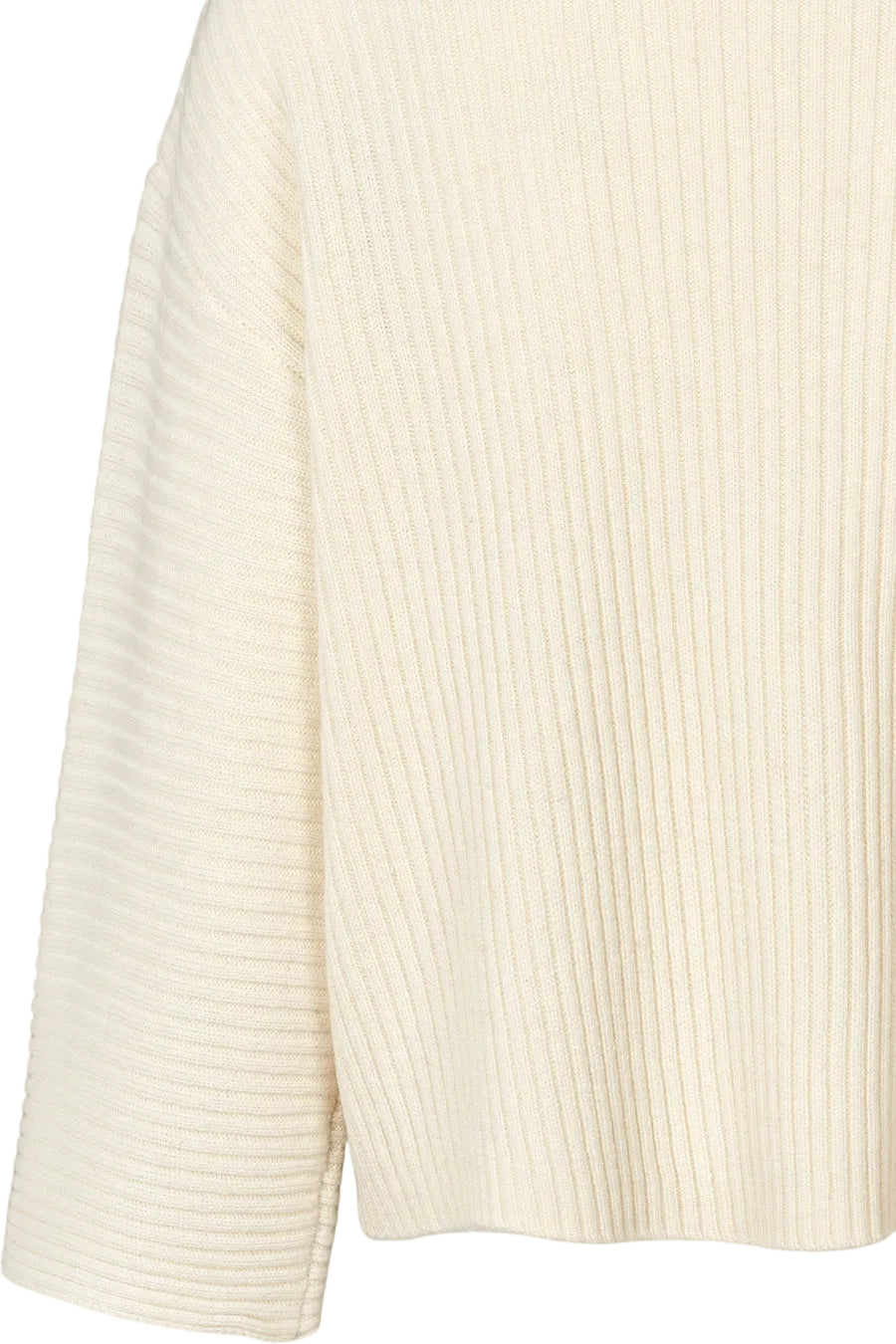 PBO 3414 Rie Knit i star white – minimalistisk striktrøje med løs pasform, 3/4-ærmer, høj afrundet hals og ribstrikket finish.
