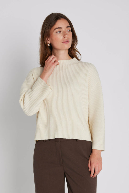 PBO 3414 Rie Knit i star white – minimalistisk striktrøje med løs pasform, 3/4-ærmer, høj afrundet hals og ribstrikket finish.
