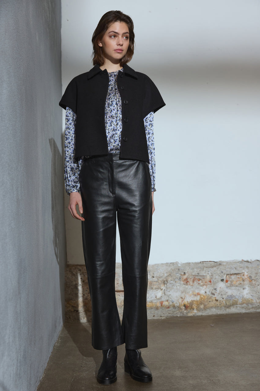 PBO Tour Leather Pants i black – lige, let cropped lammeskindsbukser med høj talje, skrå forlommer, bæltestropper og skjult lukning.
