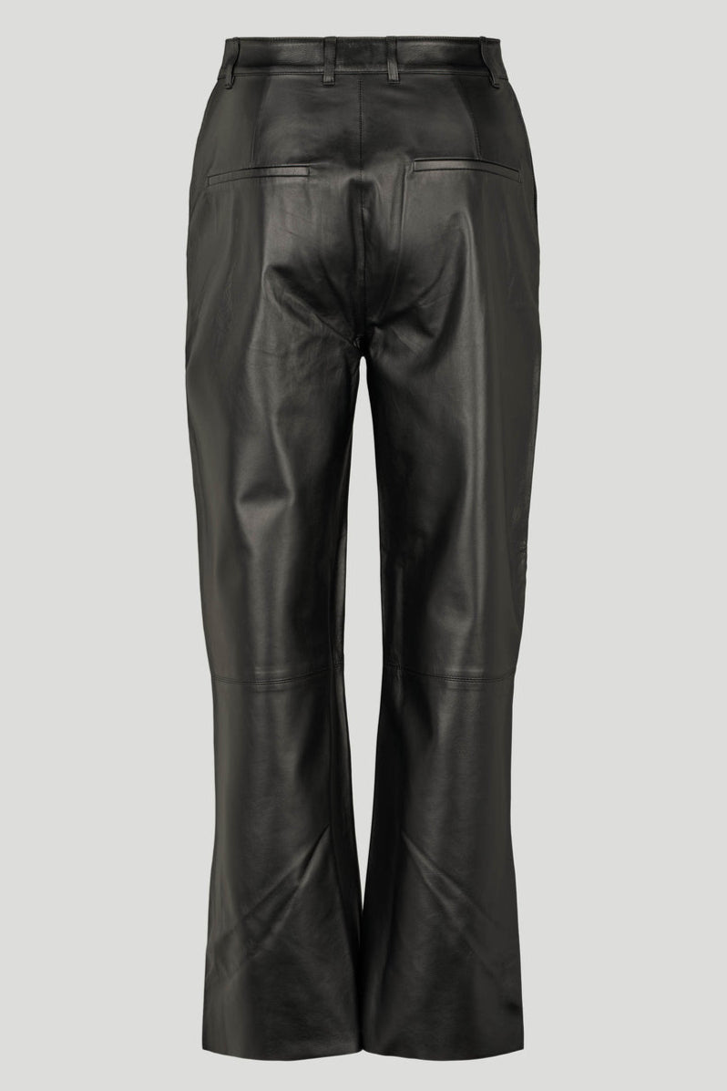 PBO Tour Leather Pants i black – lige, let cropped lammeskindsbukser med høj talje, skrå forlommer, bæltestropper og skjult lukning.
