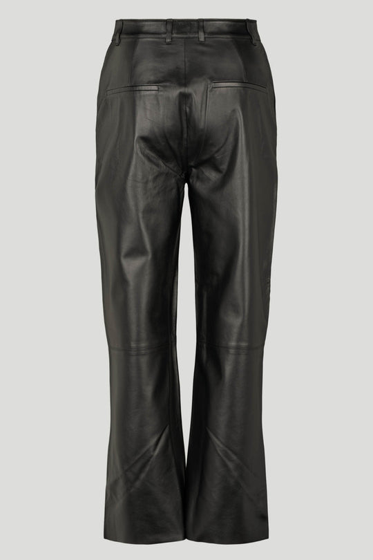 PBO Tour Leather Pants i black – lige, let cropped lammeskindsbukser med høj talje, skrå forlommer, bæltestropper og skjult lukning.
