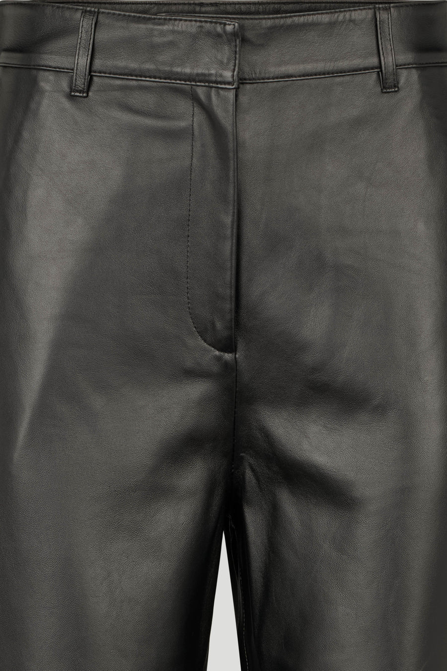 PBO Tour Leather Pants i black – lige, let cropped lammeskindsbukser med høj talje, skrå forlommer, bæltestropper og skjult lukning.
