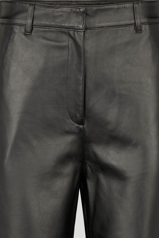 PBO Tour Leather Pants i black – lige, let cropped lammeskindsbukser med høj talje, skrå forlommer, bæltestropper og skjult lukning.
