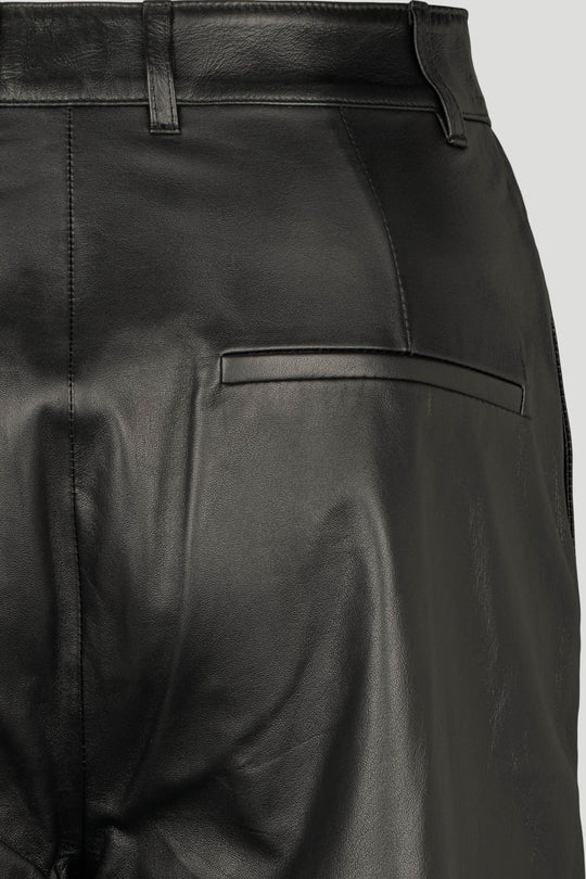 PBO Tour Leather Pants i black – lige, let cropped lammeskindsbukser med høj talje, skrå forlommer, bæltestropper og skjult lukning.

