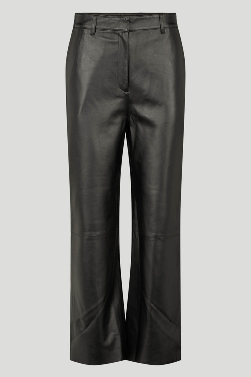 PBO Tour Leather Pants i black – lige, let cropped lammeskindsbukser med høj talje, skrå forlommer, bæltestropper og skjult lukning.
