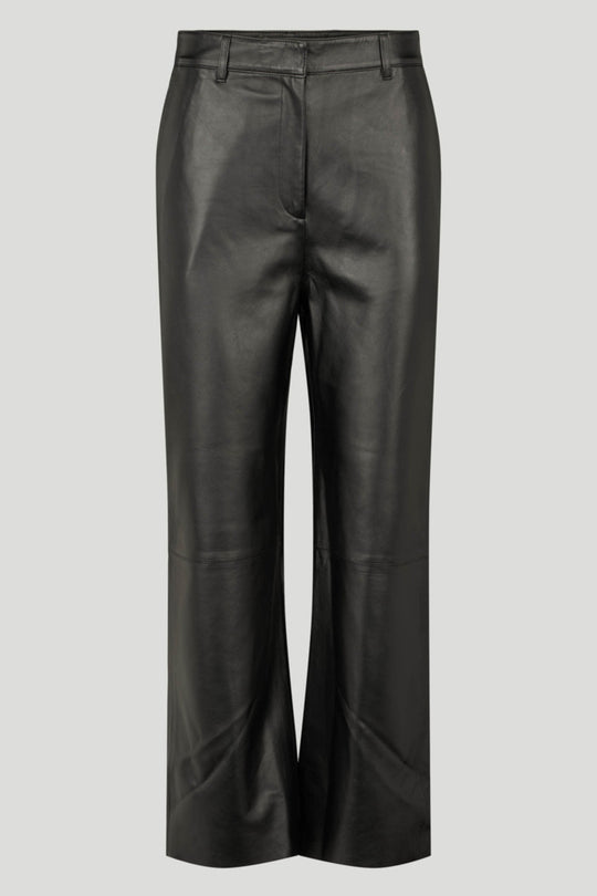 PBO Tour Leather Pants i black – lige, let cropped lammeskindsbukser med høj talje, skrå forlommer, bæltestropper og skjult lukning.
