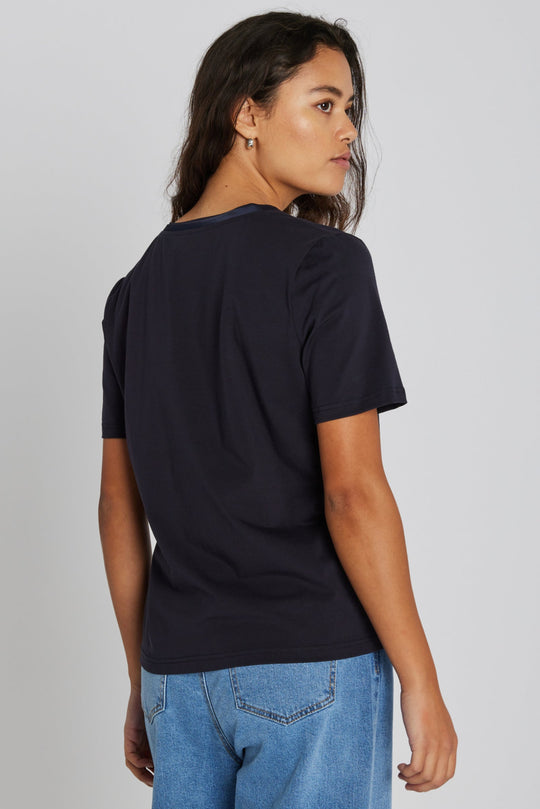 PBO Vina T-shirt i midnight med V-hals og korte ærmer