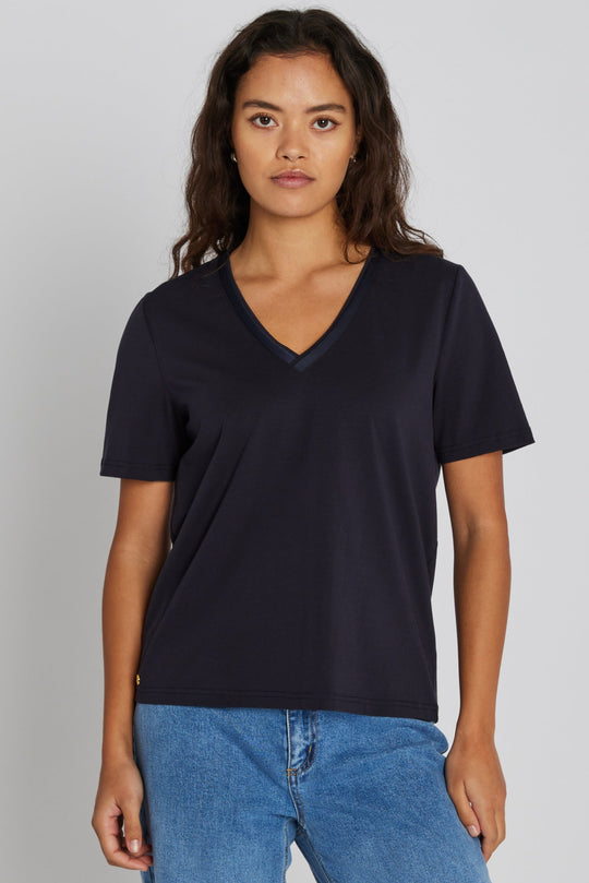 PBO Vina T-shirt i midnight med V-hals og korte ærmer