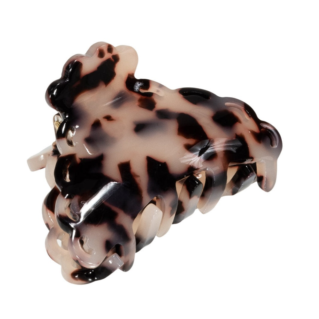 Pico Small Elly Claw i white leo – lille hårklemme i acetat med lyst leopardmønster til mindre håropsætninger.
