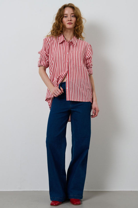 La Rouge Pernille Shirt – oversized skjorte i rød/hvid bomuldsstrib med klassiske detaljer og brystlomme. Let og luftig pasform.