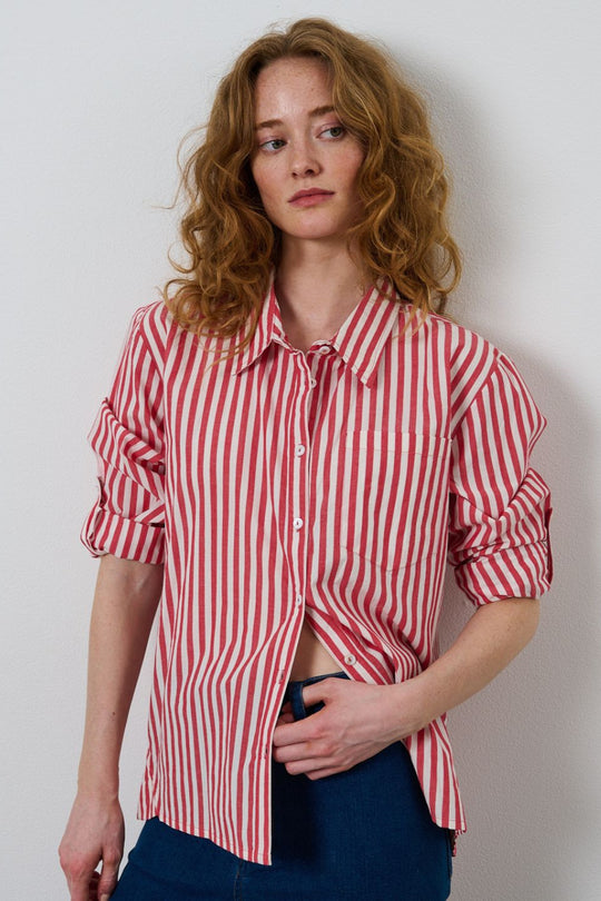 La Rouge Pernille Shirt – oversized skjorte i rød/hvid bomuldsstrib med klassiske detaljer og brystlomme. Let og luftig pasform.
