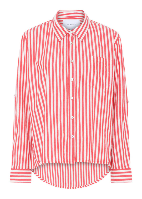 La Rouge Pernille Shirt – oversized skjorte i rød/hvid bomuldsstrib med klassiske detaljer og brystlomme. Let og luftig pasform.