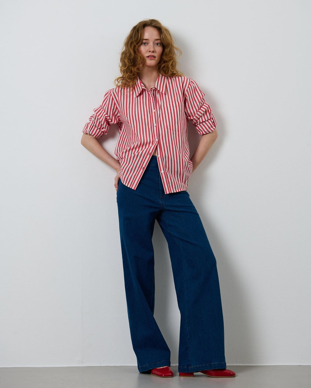 La Rouge Pernille Shirt – oversized skjorte i rød/hvid bomuldsstrib med klassiske detaljer og brystlomme. Let og luftig pasform.