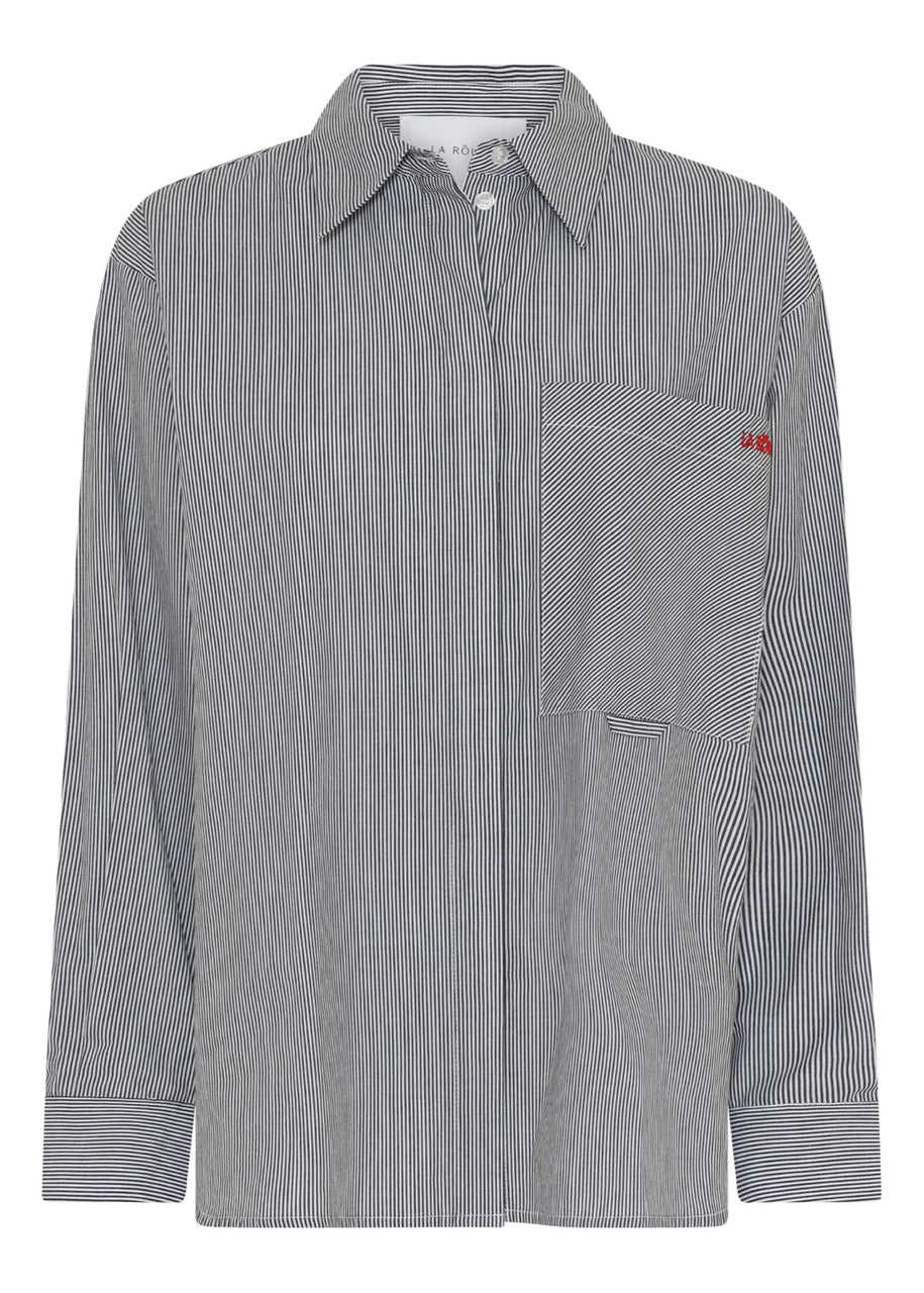 La Rouge Petra Shirt i Black/White Stripe – afslappet skjorte i 100% bomuld med klassisk krave og rødt LA ROUGE-logo.
