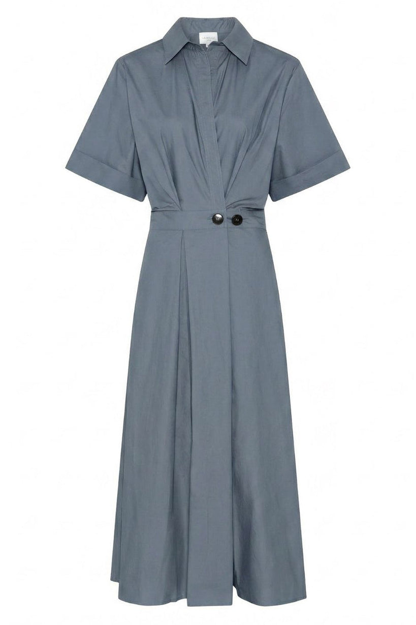 La Rouge Pia Dress S/S i DUSKY BLUE med korte ærmer og V-udskæring.