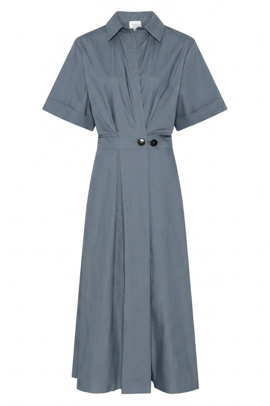 La Rouge Pia Dress S/S i DUSKY BLUE med korte ærmer og V-udskæring.
