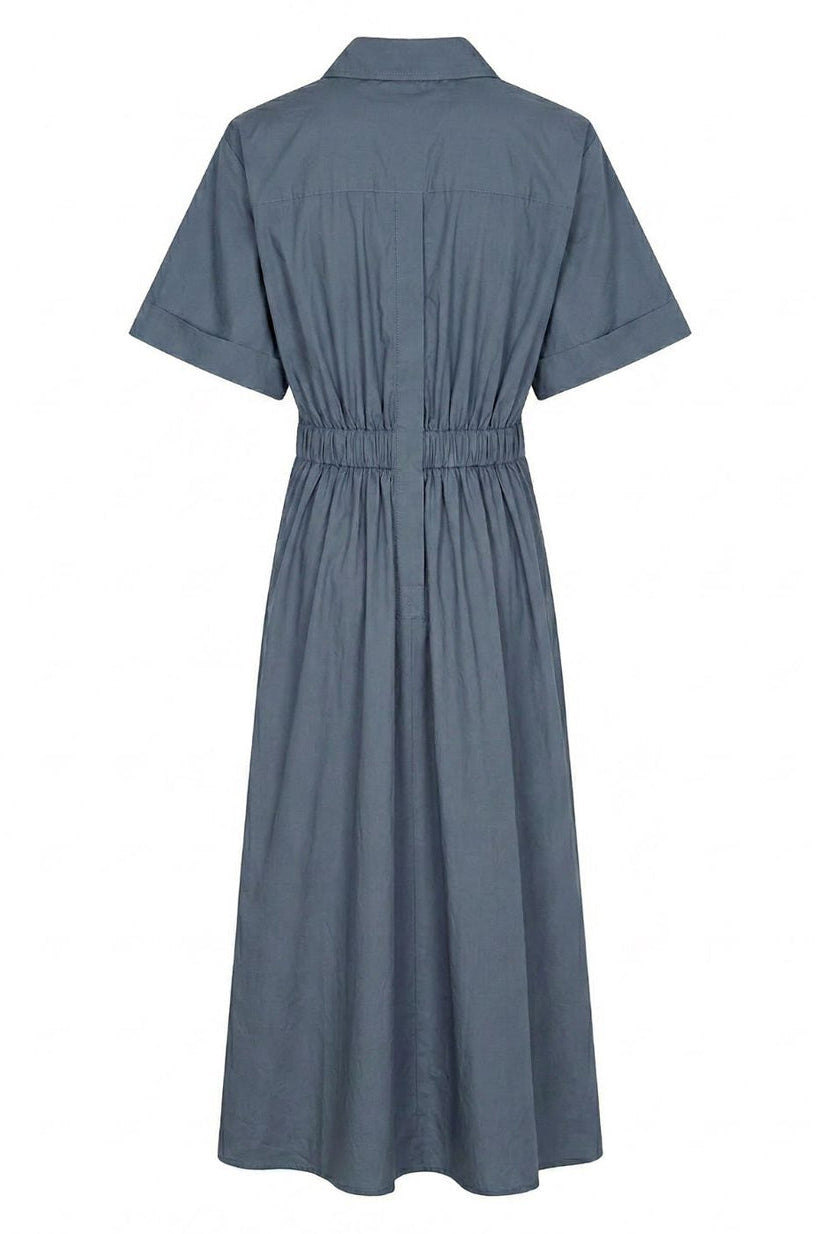 La Rouge Pia Dress S/S i DUSKY BLUE med korte ærmer og V-udskæring.