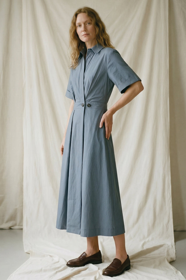 La Rouge Pia Dress S/S i DUSKY BLUE med korte ærmer og V-udskæring.