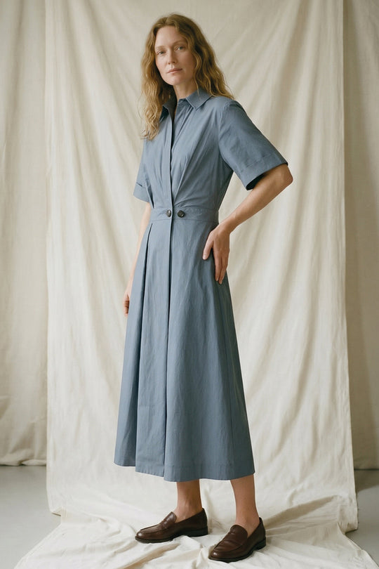 La Rouge Pia Dress S/S i DUSKY BLUE med korte ærmer og V-udskæring.