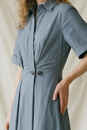 La Rouge Pia Dress S/S i DUSKY BLUE med korte ærmer og V-udskæring.