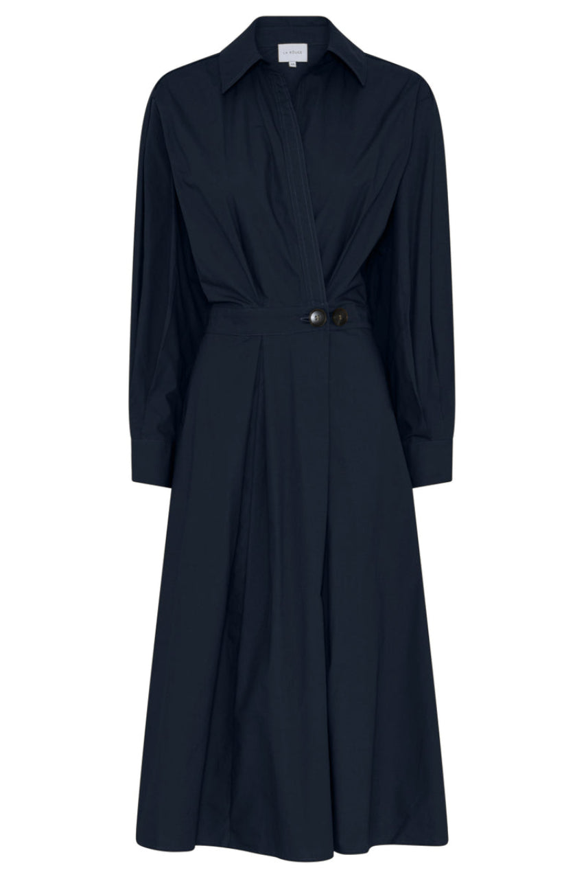 La Rouge Pia kjole i navy med lange ærmer, V-udskæring og skjortekrave.