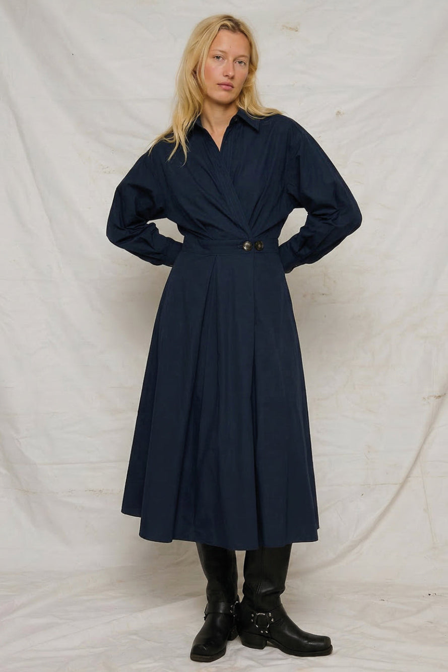 La Rouge Pia kjole i navy med lange ærmer, V-udskæring og skjortekrave.