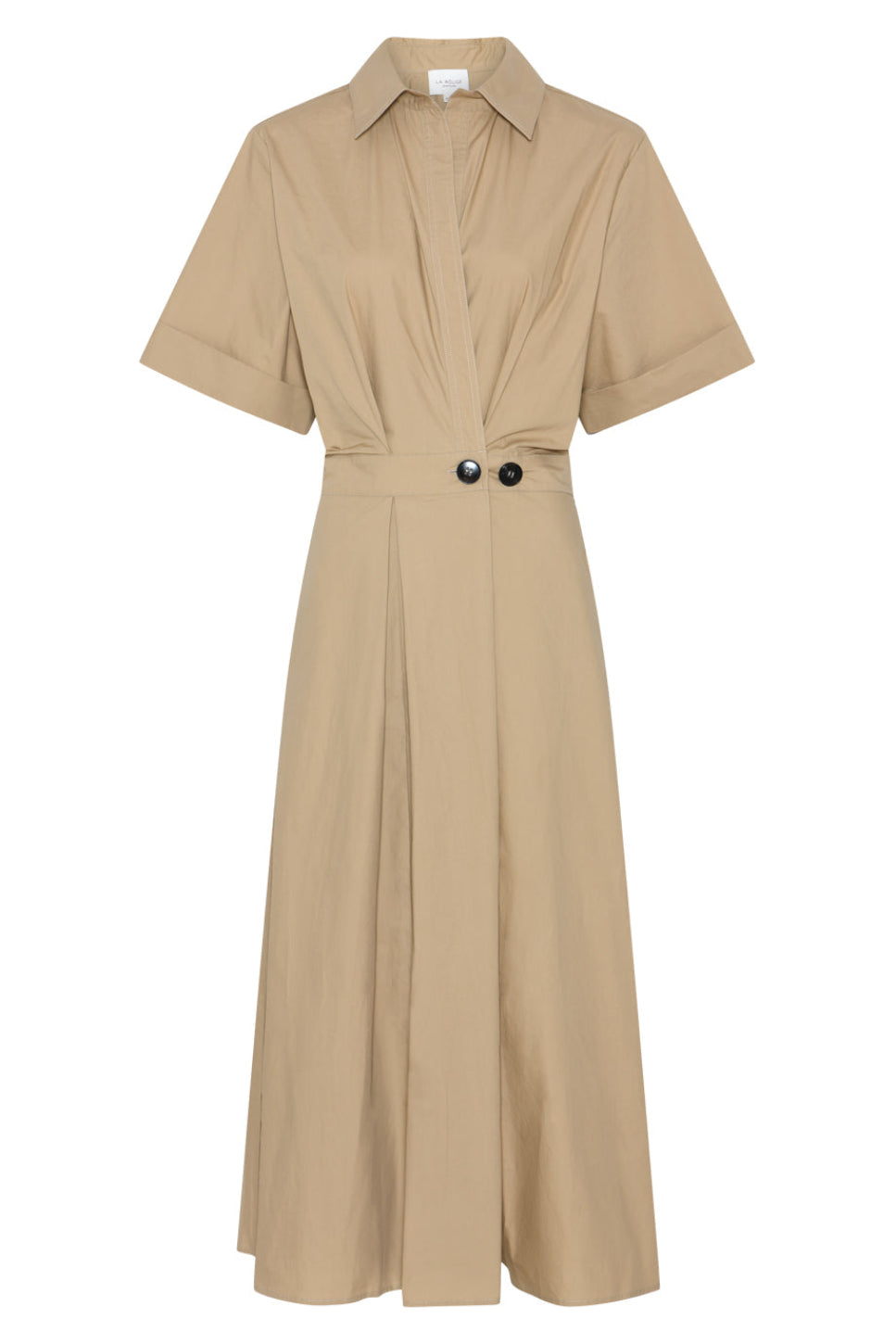 La Rouge Pia kjole i sand med V-udskæring, korte ærmer og asymmetrisk knaplukning.