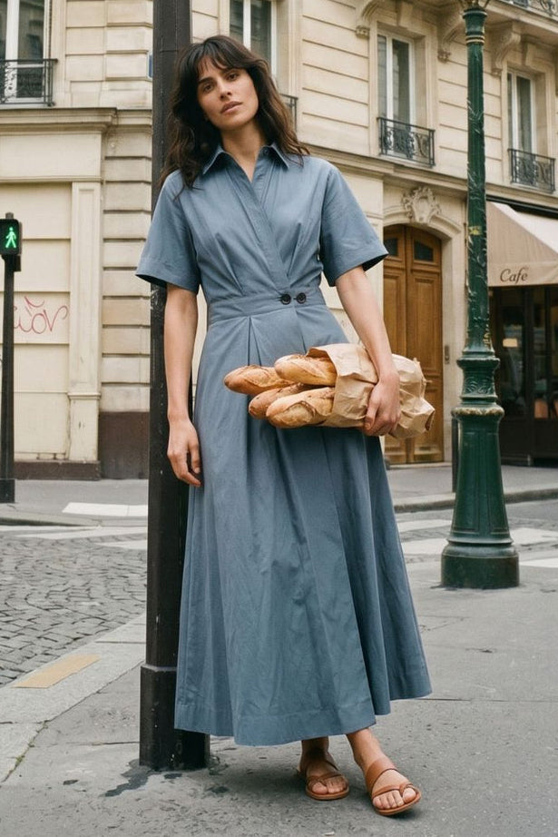 La Rouge Pia Dress S/S i DUSKY BLUE med korte ærmer og V-udskæring.