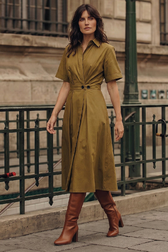 La Rouge Pia Dress S/S i khaki med korte ærmer og V-udskæring.