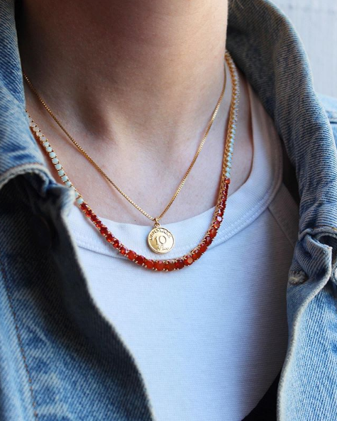 Pico Coin Necklace – Halskæde i 24 karat forgyldt messing med sødt mønthæng. Nikkelfri, elegant og tidløs.
