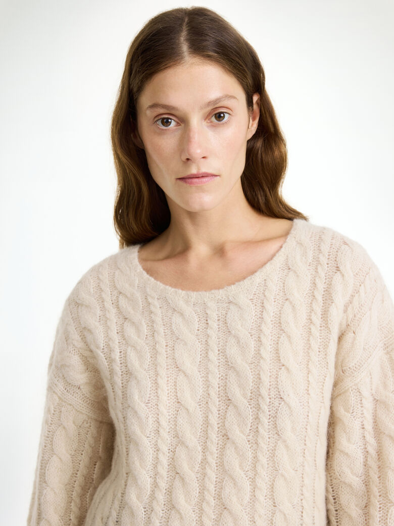 By Malene Birger Cierra sweater i oyster grey – Mohair- og uldblanding med kabelstrik