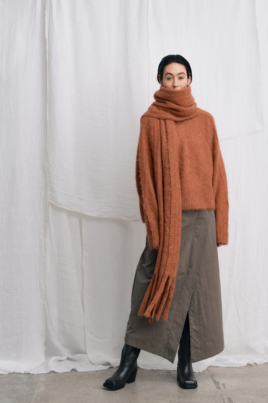 Rabens Saloner Mabeka Fluffy Knit sweater i redwood detalje af pasformen
