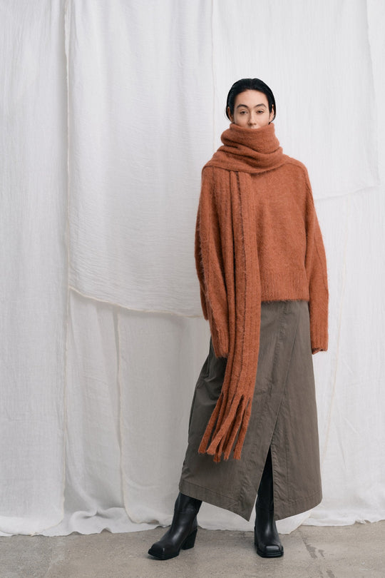 Rabens Saloner Mabeka Fluffy Knit sweater i redwood detalje af pasformen