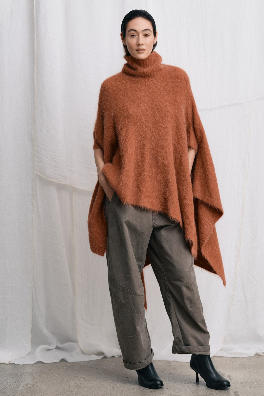 Rabens Saloner October Utility Shaped bukser i asphalt stylet i lookbook
