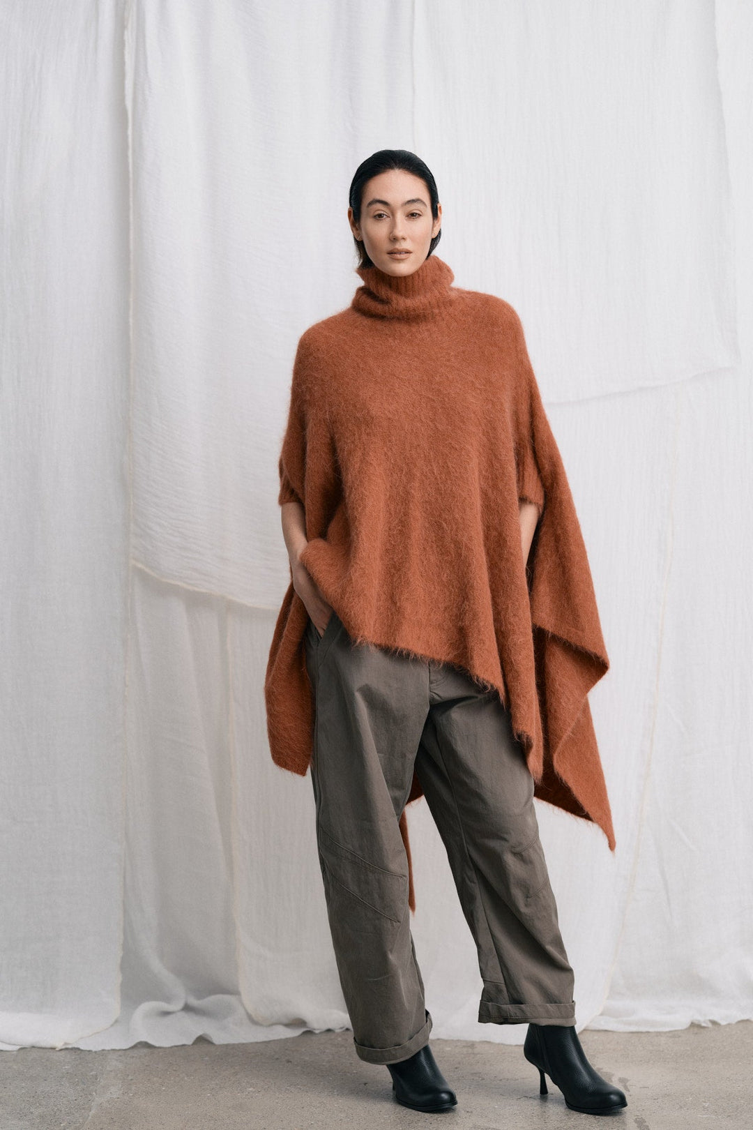 Rabens Saloner Dede Fluffy Knit poncho i redwood hel figur