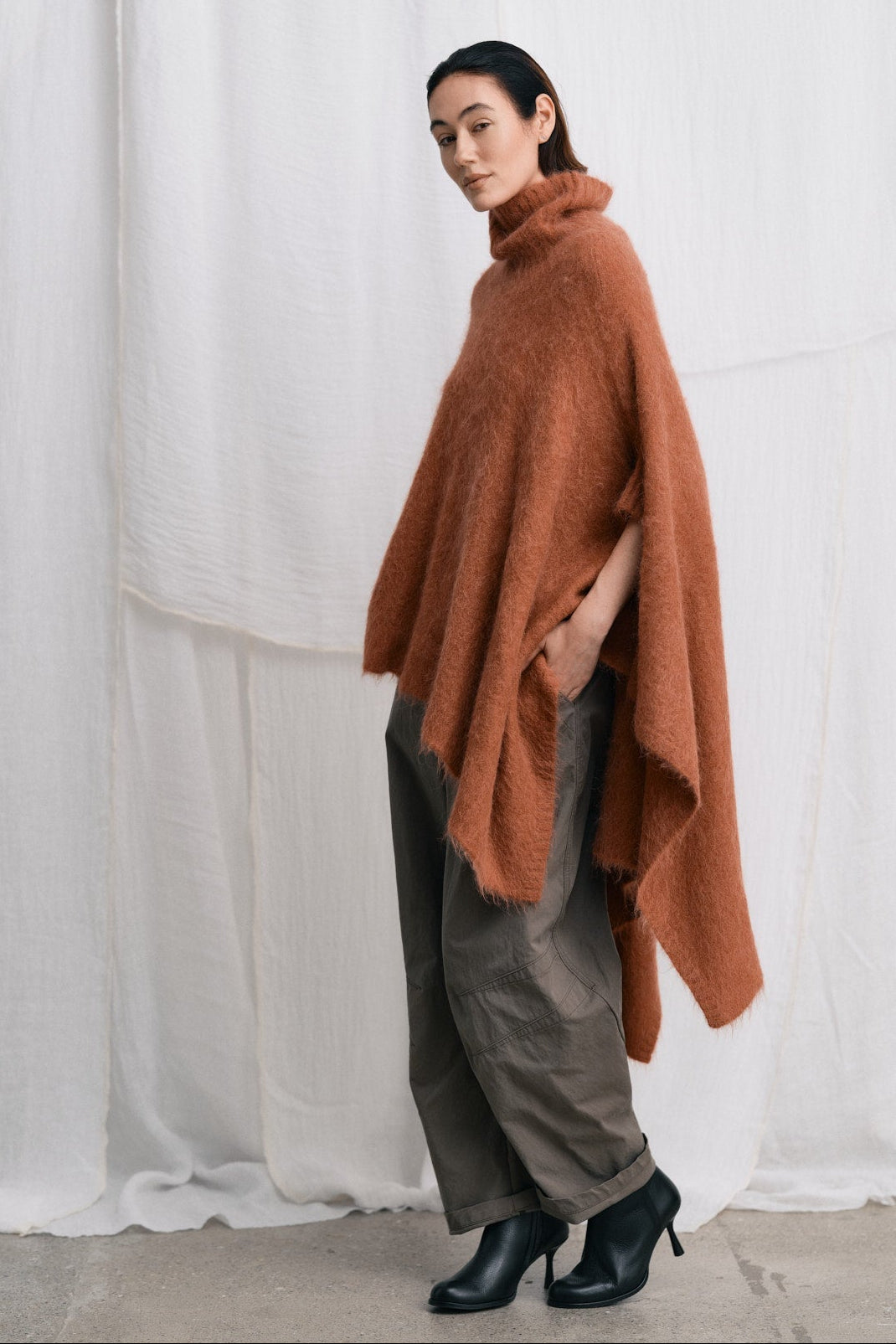 Rabens Saloner Dede Fluffy Knit poncho i redwood detalje af pasformen