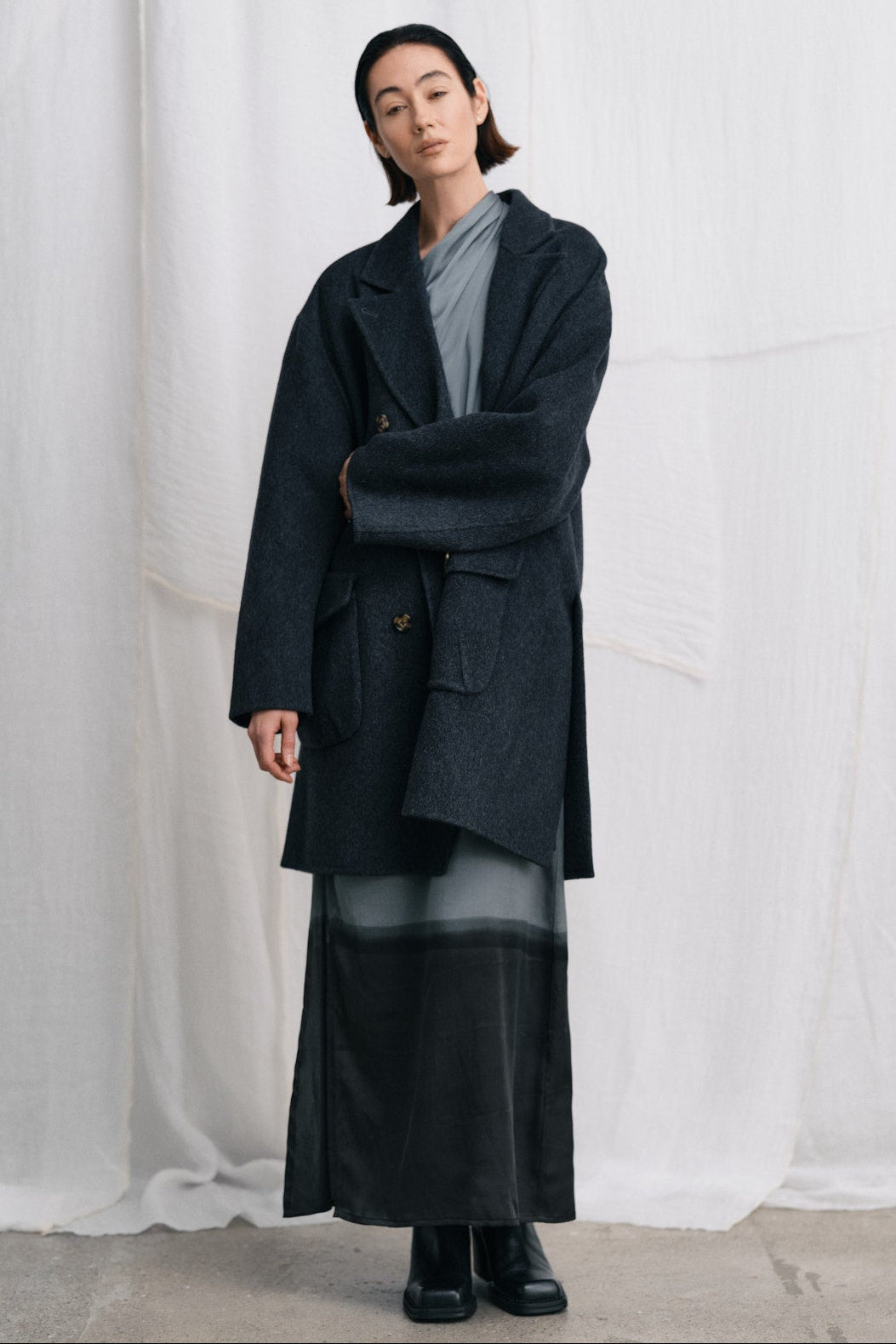 Rabens Saloner Leanna Double Felt Wool frakke i mørkegrå melange stylet i lookbook