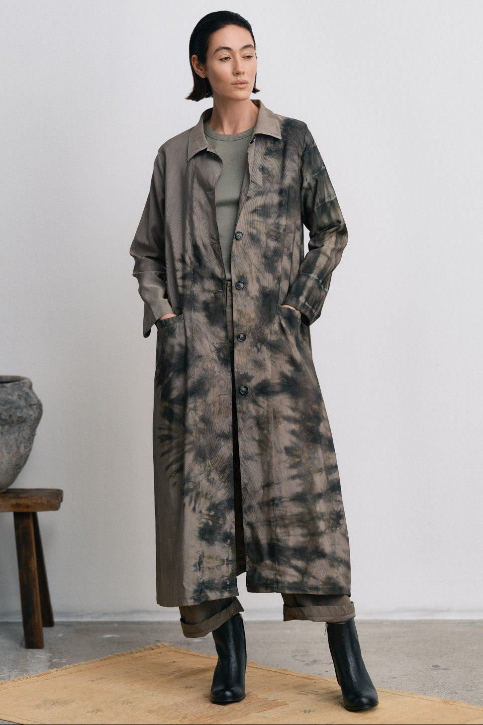 Rabens Saloner Celine Lava Long frakke i grågrøn kombination stylet i lookbook