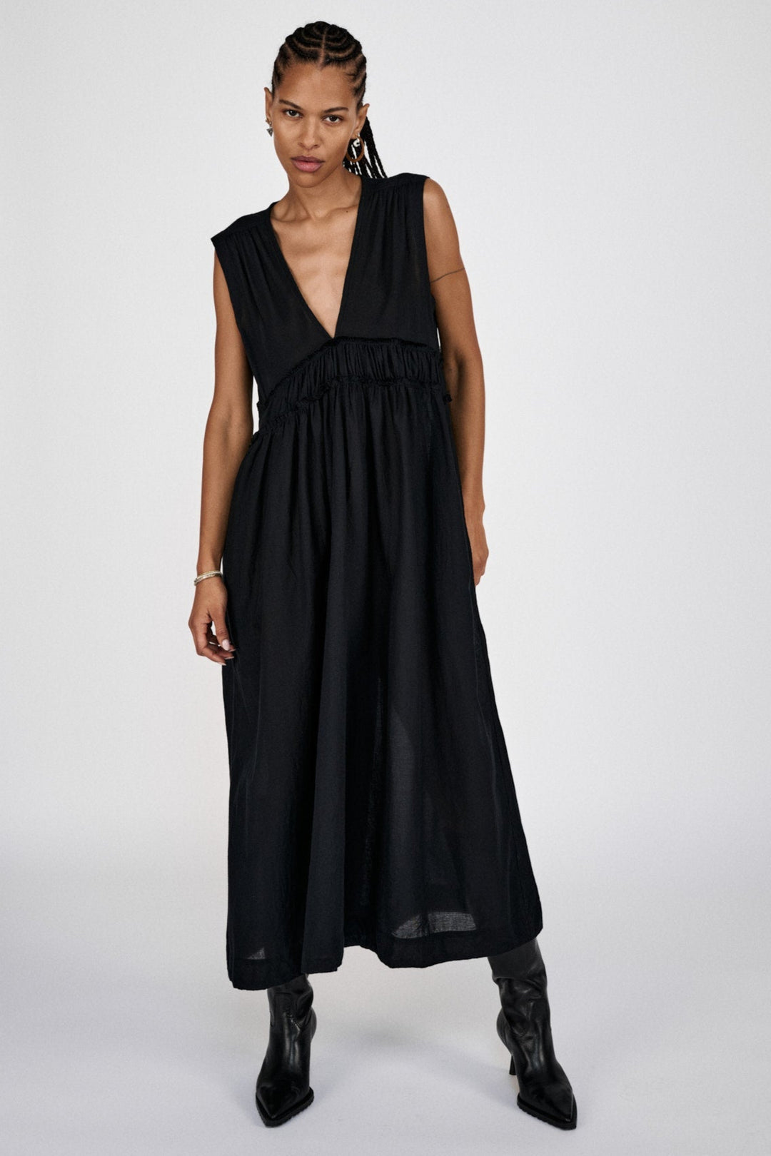 Rabens Saloner Harmonie Cotton Long Dress – en let, ankellang bomuldskjole med V-udskæring og smock-detalje. 