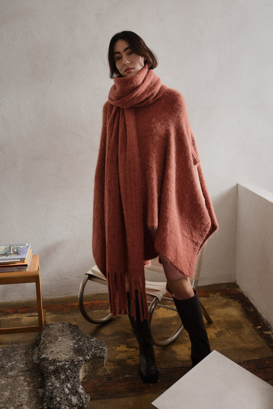 Rabens Saloner Dede Fluffy Knit poncho i redwood stylet i lookbook