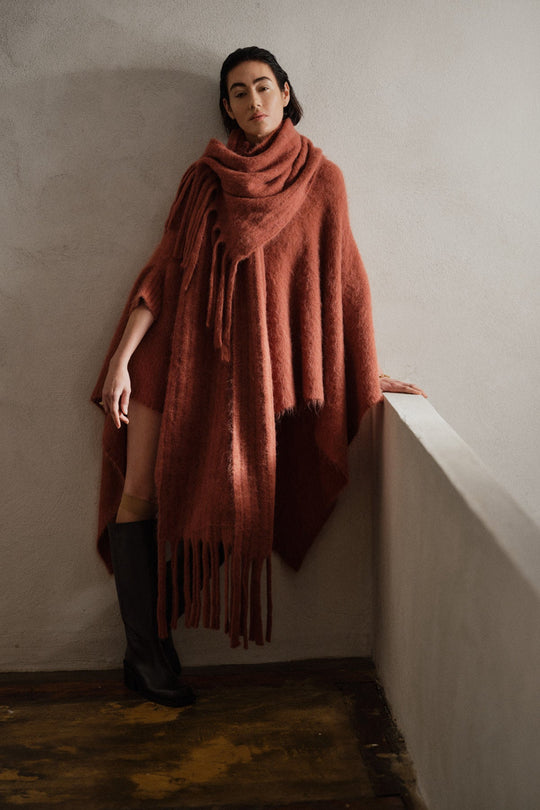 Rabens Saloner Dede Fluffy Knit poncho i redwood nærbillede