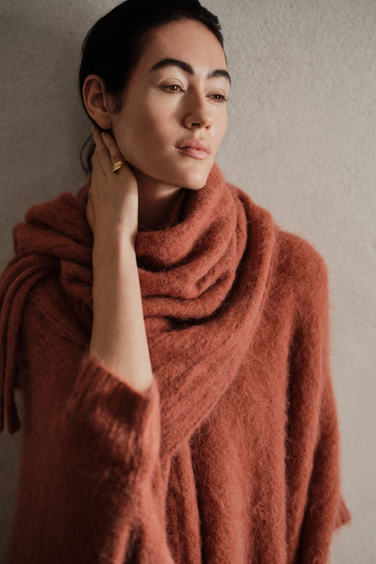 Rabens Saloner Dede Fluffy Knit poncho i redwood set i bevægelse