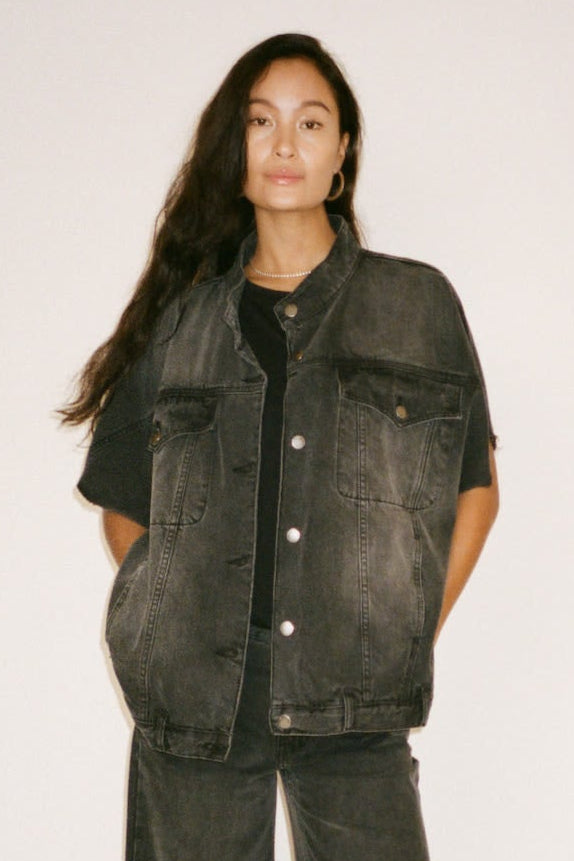 Rabens Saloner Mir Denim Vest – oversized vestjakke i vasket sort denim. Råt design i 100% økologisk bomuld.