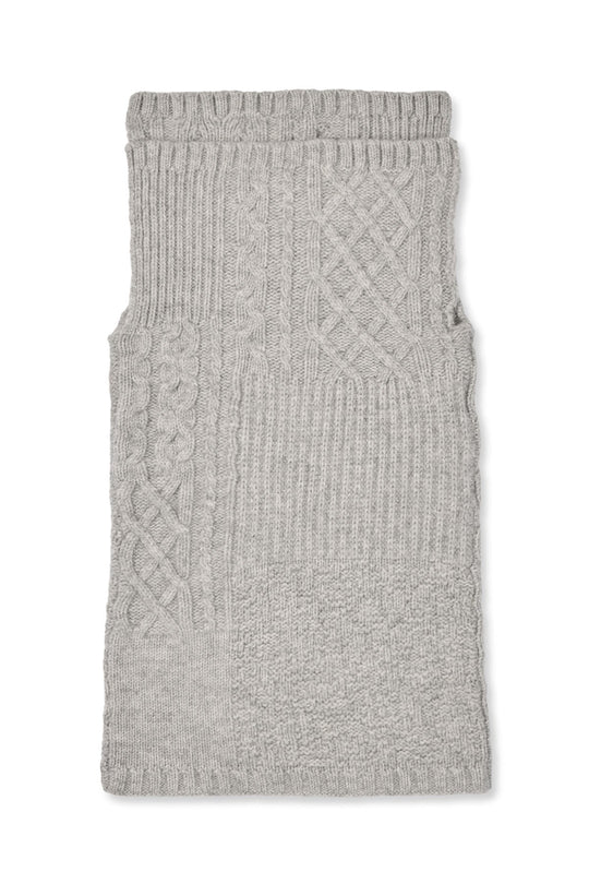 Rabens Saloner Tamy Patchwork Knit halsedisse i lysegrå melange stylet på model