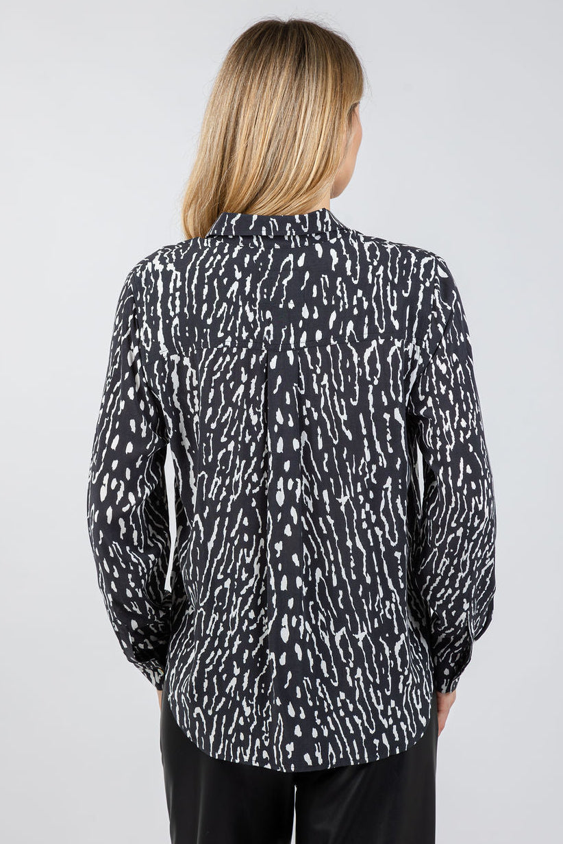 Rails Josephine Skjorte i Cinder Aqua Mulberry – leopard-inspireret mønstret skjorte i blød rayon med krave og knaplukning.
