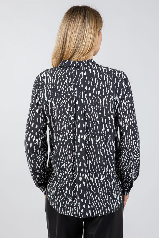 Rails Josephine Skjorte i Cinder Aqua Mulberry – leopard-inspireret mønstret skjorte i blød rayon med krave og knaplukning.
