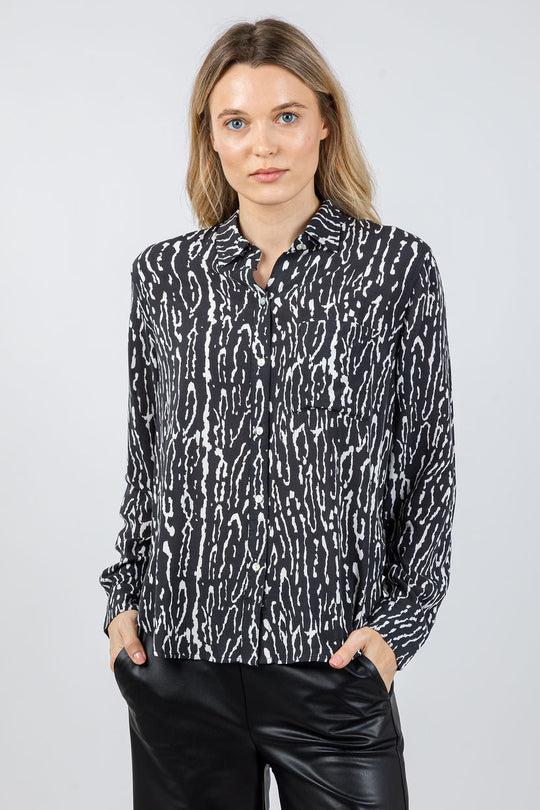 Rails Josephine Skjorte i Cinder Aqua Mulberry – leopard-inspireret mønstret skjorte i blød rayon med krave og knaplukning.
