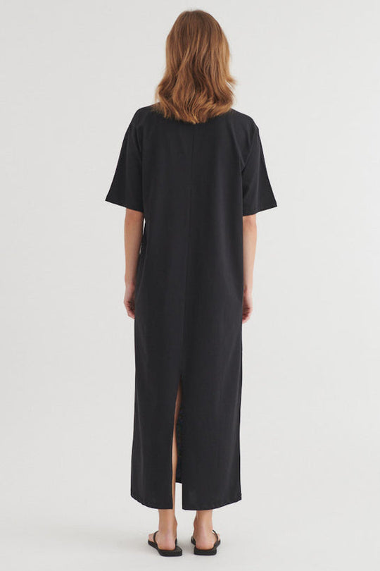 Basic Apparel Ryda Tank Dress i sort – ærmeløs kjole med rund hals, ankellængde, løst fit og slidser i siderne i let hør/viskose kvalitet.
