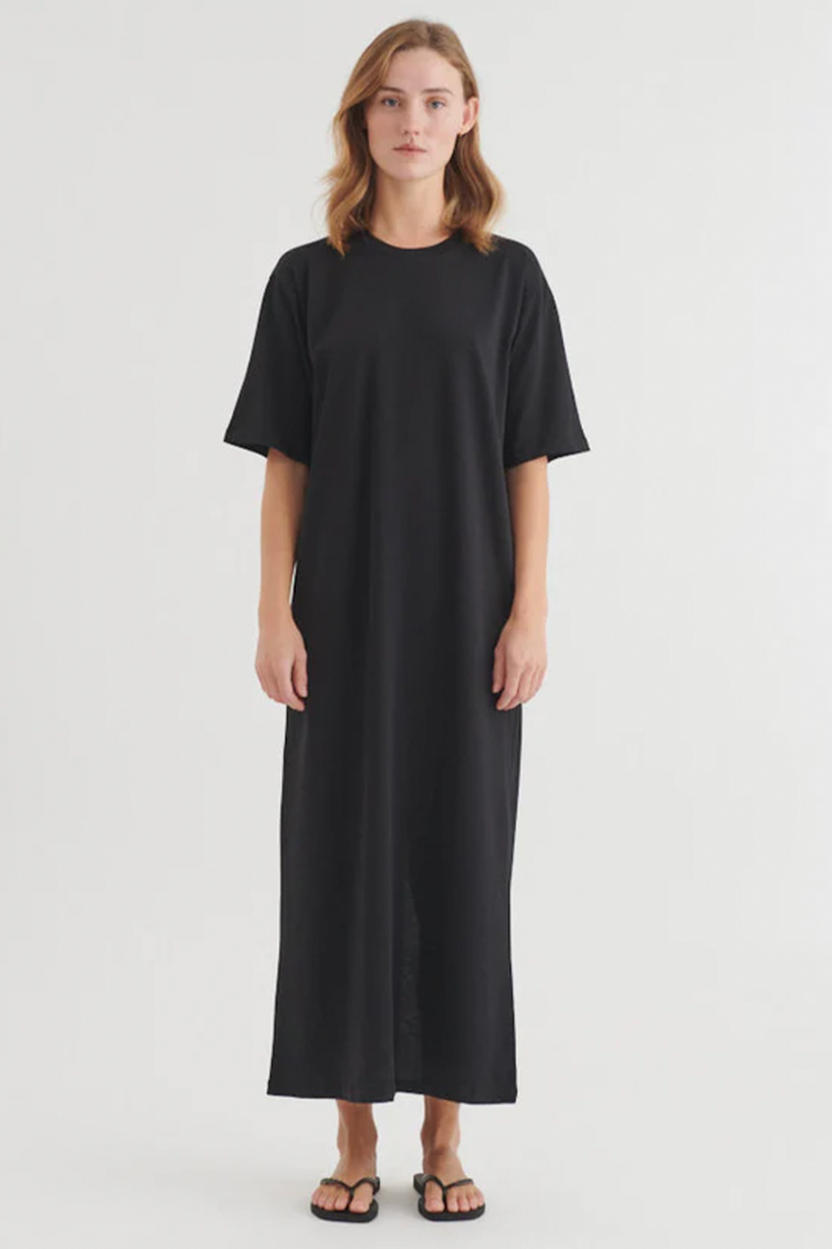 Basic Apparel Ryda Tank Dress i sort – ærmeløs kjole med rund hals, ankellængde, løst fit og slidser i siderne i let hør/viskose kvalitet.
