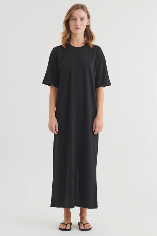 Basic Apparel Ryda Tank Dress i sort – ærmeløs kjole med rund hals, ankellængde, løst fit og slidser i siderne i let hør/viskose kvalitet.

